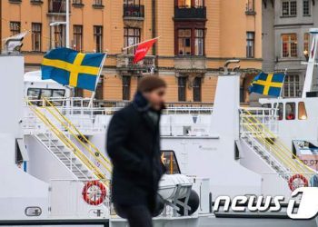 스웨덴, 코로나 집단면역 실험 결국 포기