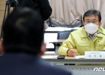 백신 접종 코앞 의·정 갈등 폭발…”의사 사기 저하” vs “국민 생각해야”