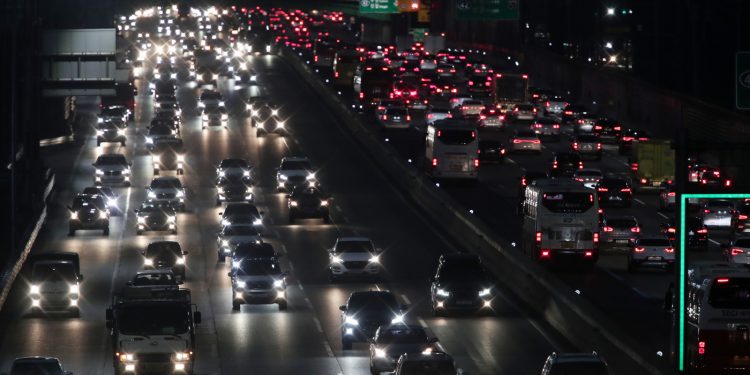설 연휴 전날 귀성차량 몰려 고속도로 정체…서울→부산 4시간40분