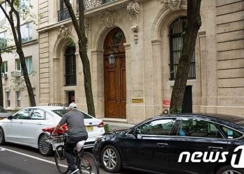 최악의 억만장자 성범죄자 엡스타인 뉴욕 저택, 580억에 팔렸다