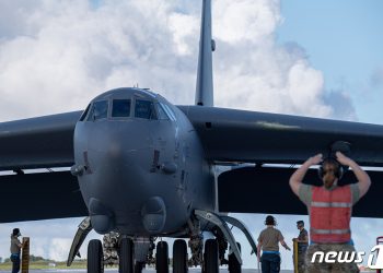 美 B-52H 전략폭격기 괌에 전진배치…’北·中 견제’