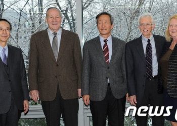 美 북핵 전문가 헤커 “北 핵무기 45개 보유했을 수도”