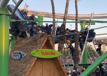 허공에 멈춰 선 롤러코스터, 탑승객들 ‘추락 공포’