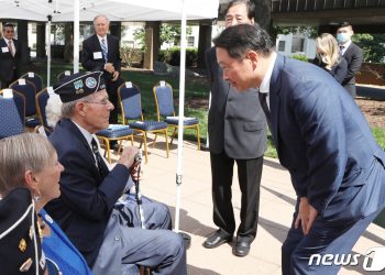 최태원 상의회장, 미 참전용사에 허리 굽혀 인사