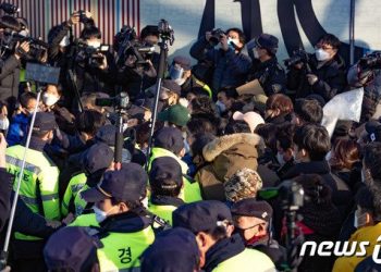 “곧 신용불량자” 눈물로 호소한 자영업자들…곳곳 실랑이