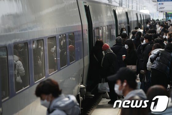 5년간 적자 2.7조원 코레일…임직원은 성과급 3500억원 챙겨