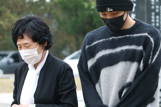 故최진실 14주기…묘소찾은 子 최환희 “자랑스럽고 감사한 어머니”