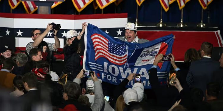 美공화 첫 경선서 트럼프 압승, 미국인은 왜 그에게 열광하나[딥포커스]