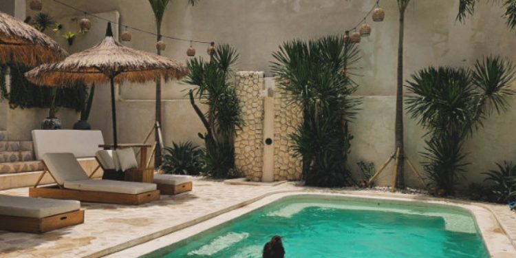 ‘과감한’ 소유, 수영복 상의 끈 풀고 물놀이…아찔 뒤태 [N샷]