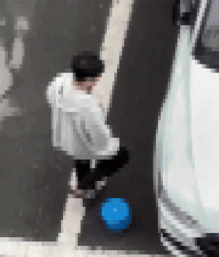 ‘아우디와 성관계’하다 걸린 남성…보닛 올라가 계속 몸 비볐다