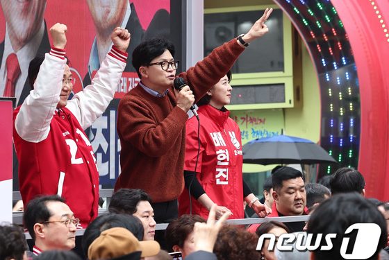 국힘 37% 민주 29%…오차범위 밖 앞선 국힘 바닥찍고 ‘반등세’