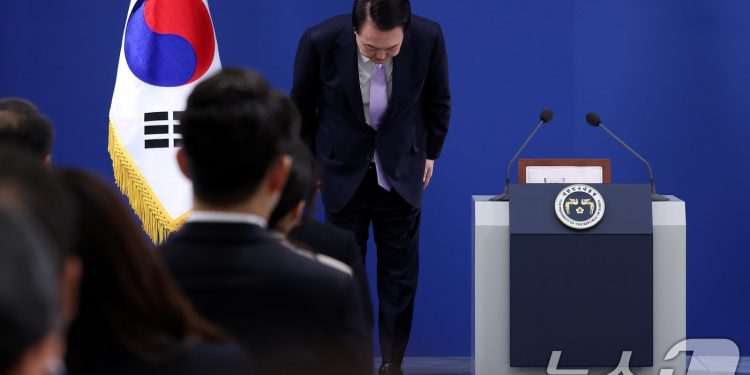 尹, 회견 후속 조치…전화번호 변경·김여사 순방 불참