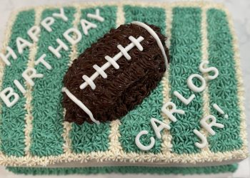 자원봉사자, 어려운 환경의 아동들에게 무료 생일 케이크 제공