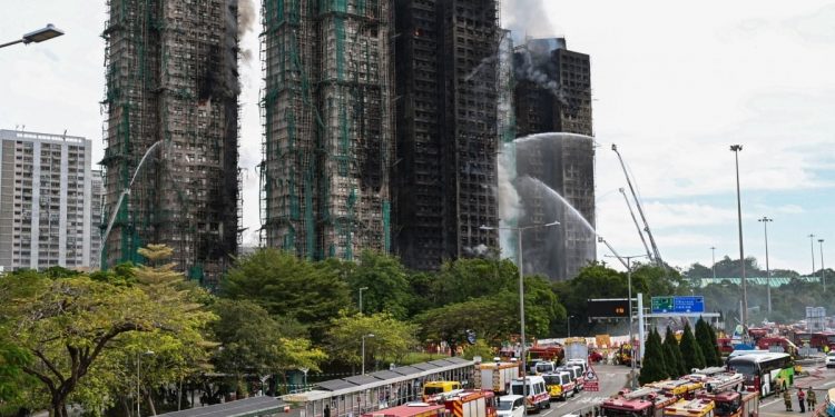 홍콩 고층 아파트 화재 사망자 159명으로 늘어… 전체 동 수색 완료