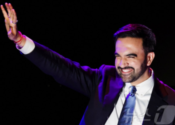 100년 된 지하철역서 ‘깜짝 선서’…맘다니의 뉴욕 실험