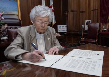아이비 주지사, 연방 교육 자유 세액공제 참여 행정명령 서명