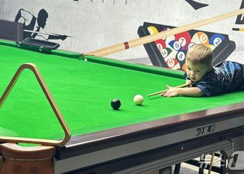 당구채보다 작은 34개월 영국 신동…기네스 세계기록 2개를 갈아치웠다