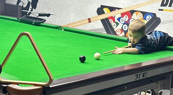 당구채보다 작은 34개월 영국 신동…기네스 세계기록 2개를 갈아치웠다