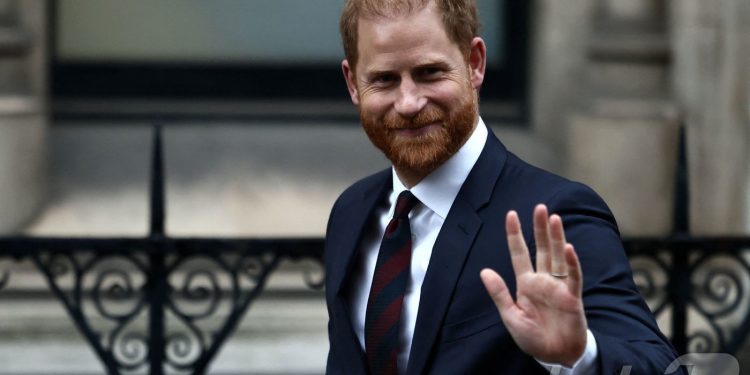 해리 왕자 법정서 눈물…“언론 탐욕이 아내 삶 무너뜨려”