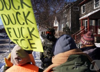 연방요원 총격 또 시민 사망…트럼프 이민단속, 중간선거 뇌관 되나