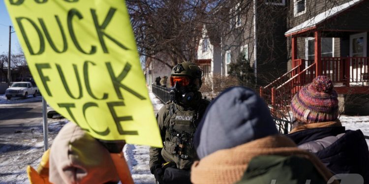 연방요원 총격 또 시민 사망…트럼프 이민단속, 중간선거 뇌관 되나