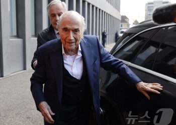 블라터 “미국 월드컵 가지 마라”…팬들에 보이콧 직격탄