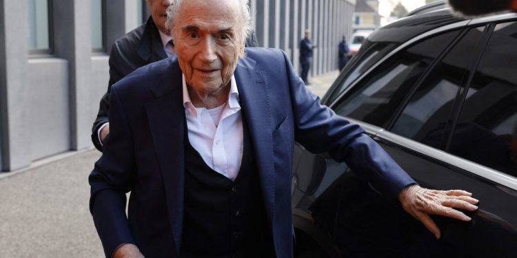 블라터 “미국 월드컵 가지 마라”…팬들에 보이콧 직격탄