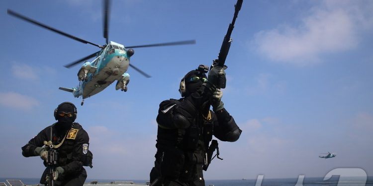 미 국방 “준비 끝” 경고에 이란 맞불…호르무즈 해협 긴장 최고조