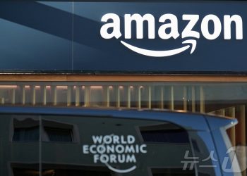 아마존 CEO “선구매 재고 소진…트럼프 관세, 가격에 반영되기 시작”