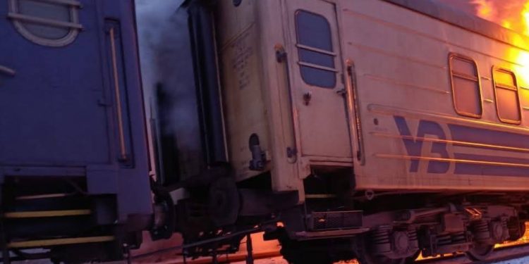 러시아, 민간 여객열차 드론 공습…최소 6명 사망에 국제사회 충격