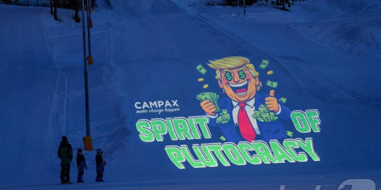 트럼프 비판 쏟아진 다보스포럼…마크롱 “깡패가 아닌 존중 원한다”