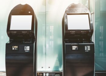 “노인 노린 코인 ATM 사기, 하루 1000달러로 묶는다”