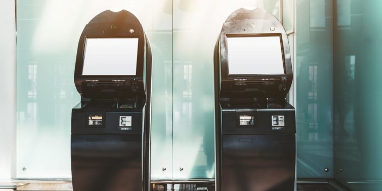 “노인 노린 코인 ATM 사기, 하루 1000달러로 묶는다”