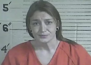 뒷마당에 묻힌 태아 시신…약물 낙태 후 스스로 신고한 美 여성 체포