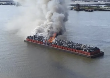 모빌 항로 멈췄다…바지선 화재로 선박 운항 중단