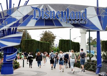 “트럼프 때문에 미국 안 간다”…외국인 관광객 급감, 디즈니 직격탄