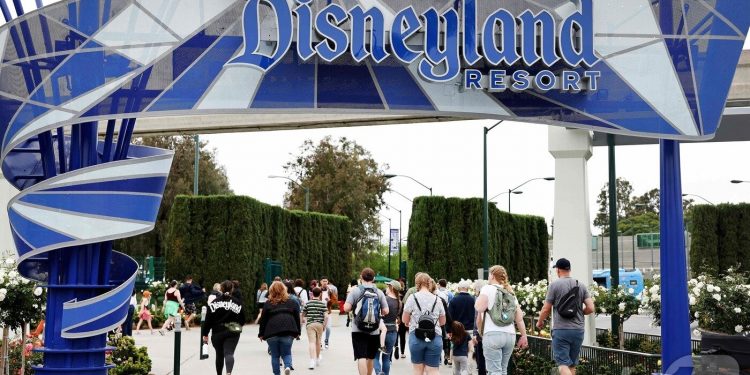 “트럼프 때문에 미국 안 간다”…외국인 관광객 급감, 디즈니 직격탄