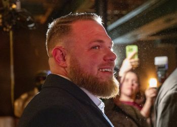 공화 ‘텃밭’ 텍사스 무너졌다…보궐선거 패배에 중간선거 경고등