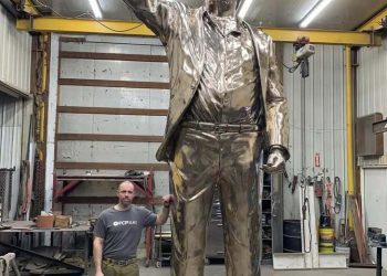 북한 동상 떠올리게 한 ‘황금 트럼프’…G20 회의장에 등장한다