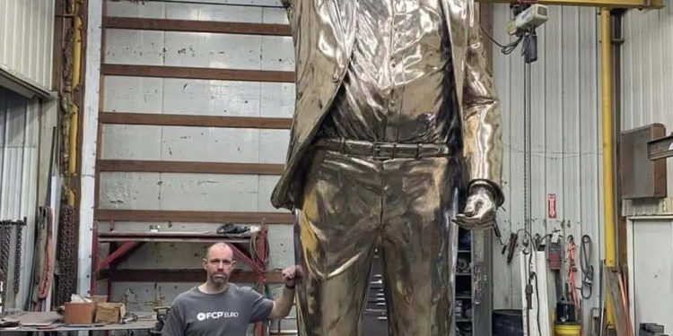 북한 동상 떠올리게 한 ‘황금 트럼프’…G20 회의장에 등장한다