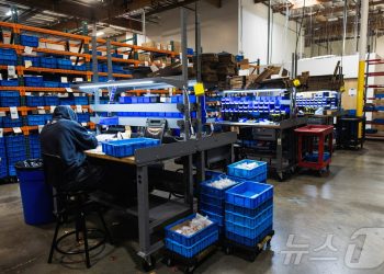 대졸 화이트칼라 흔들린다…AI 공습에 美청년들 생산직으로 이동