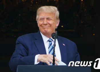 백악관 주치의 “트럼프, 더 이상 코로나 전염성 없다”