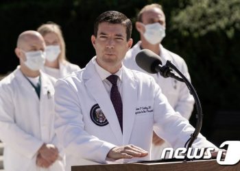 트럼프 주치의 “트럼프, 열 없고 호전 중이나 여전히 위험”