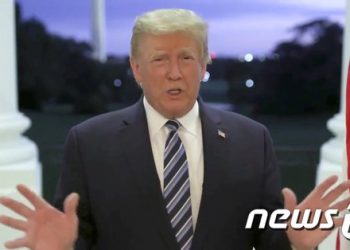 트럼프, 거듭 ‘코로나 쫄지 마’…”독감보다 덜 치명적”