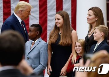 로즈가든 대법관 지명식이 진원지?…트럼프 등 7명 확진