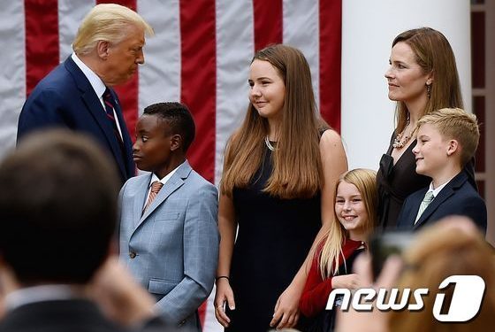 로즈가든 대법관 지명식이 진원지?…트럼프 등 7명 확진