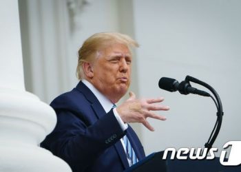 트럼프 “코로나19 검사 결과 완전한 ‘음성’ 판정” 주장