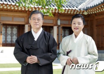 추석 인사 전하는 문재인 대통령 내외