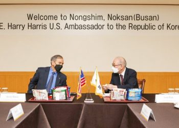 ‘짜파구리’ 먹어본 해리스 미대사, 농심 라면 공장 방문