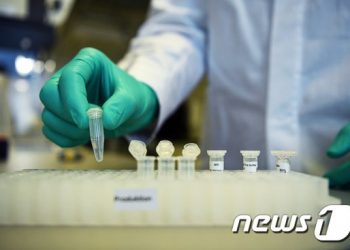 다시 속도내는 백신 개발…아스트라제네카·J&J 임상 재개